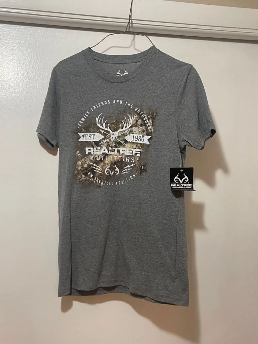 Realtree Men's Heather Gray Short-Sleeve Graphic Tee with Camo Accents small NWT